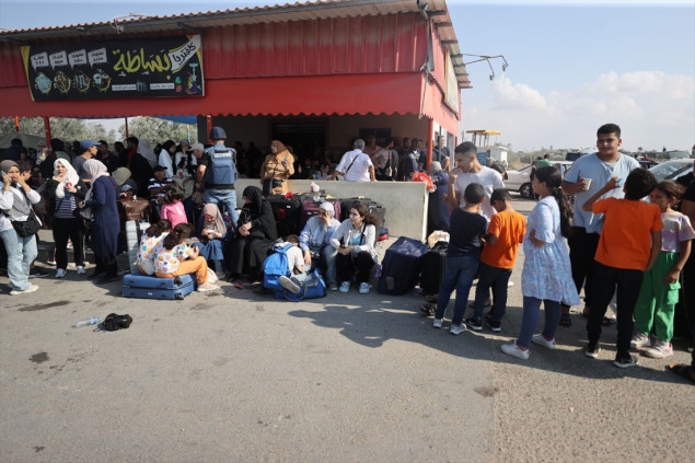 Stanovnici Gaze se okupljaju na prelazu Rafah, čekaju prelazak u Egipat
