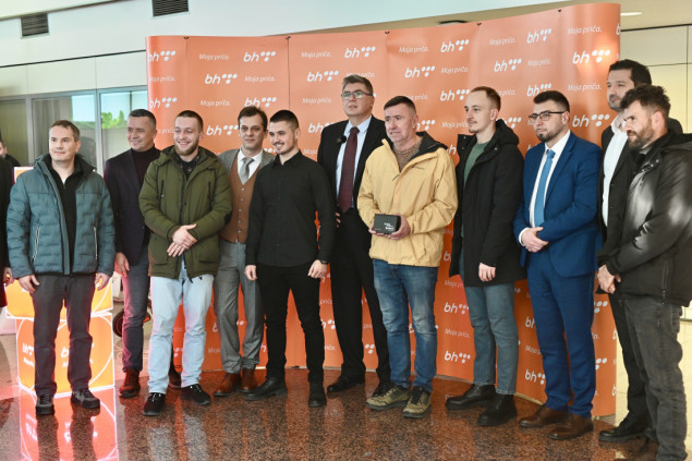 BH Telecom uručio ključeve električnog automobila sretnom dobitniku: Završena nagradna igra BH Telecoma „e-račun aktiviraj, električni auto parkiraj!”