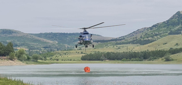 Kamenjem gađao policijski helikopter za gašenje požara