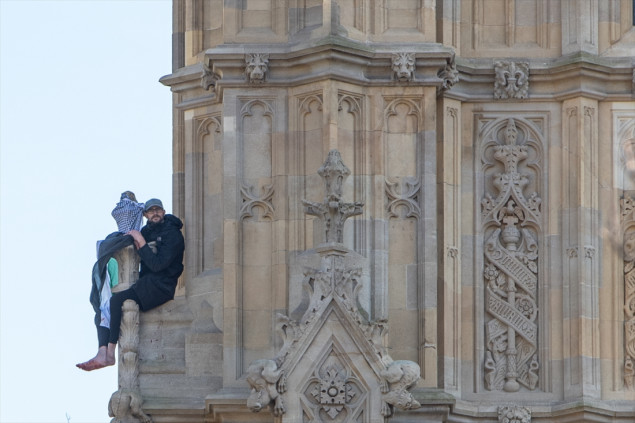 Muškarac s palestinskom zastavom se popeo na londonski Big Ben