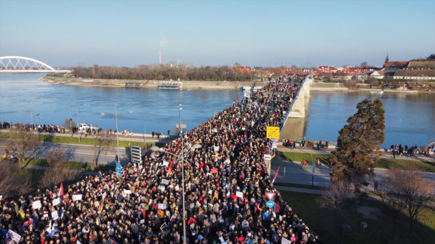 Desetine hiljada ljudi se okupljaju na blokadama novosadskih mostova