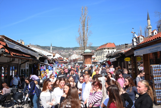 Građani Sarajeva i turisti uživaju u sunčanom proljetnom danu i visokim temperaturama