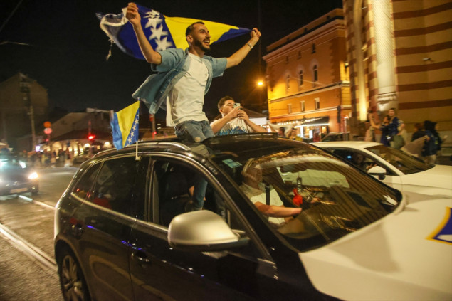 Sarajevo na nogama nakon velike pobjede BiH protiv Katara: Pjesma, baklje i kolone