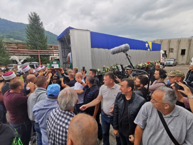 Kolona s tabutima žrtava genocida u Srebrenici stigla u Potočare