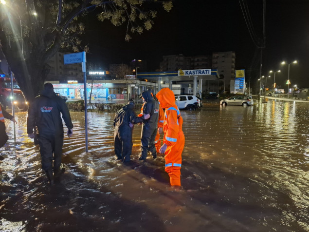 U Draču poplavljeno 800 domova, evakuirano 180 stanovnika, opasnost nije prošla