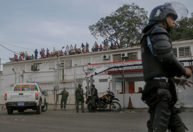 Incident u zatvoru u Venecueli: Zatvorenici zauzeli krov i zapalili madrace u znak protesta zbog navodnog zlostavljanja