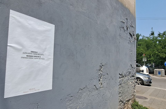 Poruke o genocidu u Srebrenici na fasadama u Novom Sadu: Stid me je