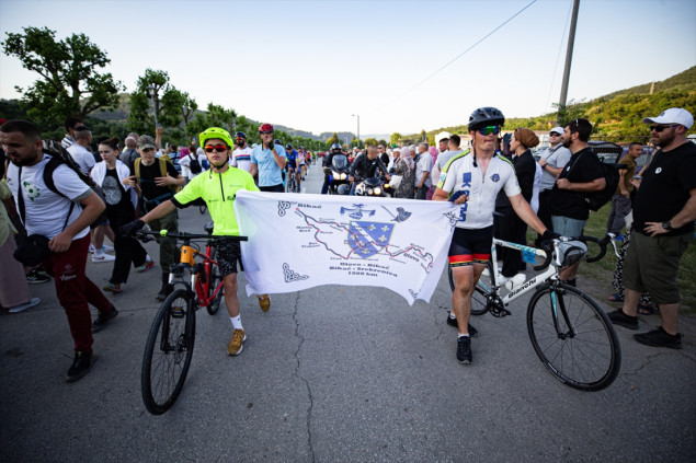 Počast žrtvama genocida: Iz Bihaća u Potočare stigli biciklisti i maratonci