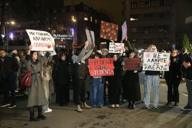 Studenti organizovali protest ispred RTS-a, bukom pokušali ometati Dnevnik
