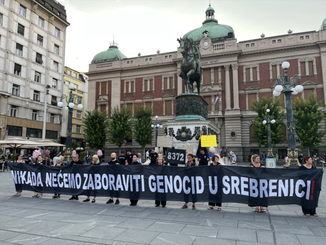 Beograd: 'Žene u crnom' povodom godišnjice genocida u Srebrenici organizovale stajanje u crnini