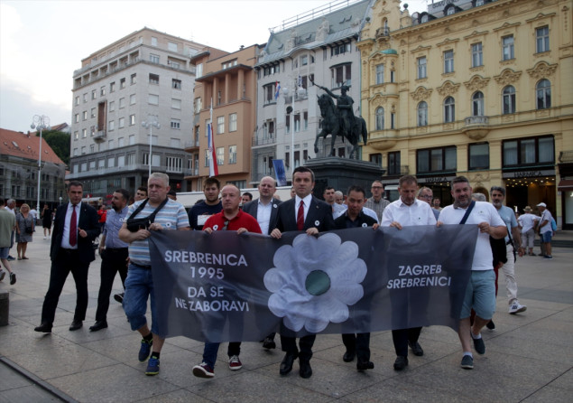 Mimohodom i projekcijom cvijeta 'Sjećanje' u Zagrebu obilježena godišnjica genocida u Srebrenici