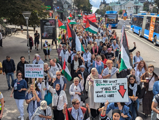 Stotine ljudi na protestu podrške Palestincima u centru Stockholma