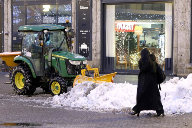 Snijeg paralisao Hrvatsku, u Kninu već 12 sati stoji voz