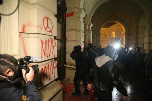 Novi Sad: Demonstranti se razišli, ostala vidno oštećena Gradska kuća