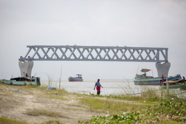 Autobus sa najmanje 40 ljudi sletio u rijeku Padmu u Bangladešu