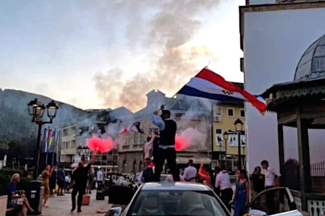 Svadbena kolona u Jajcu izazvala incident ispred džamije, reagovala policija