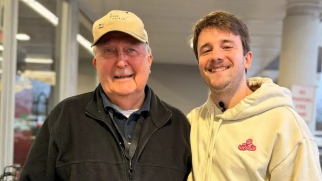 Jedan 88-godišnji radnik prodavnice u SAD-u dobio je 1,7 miliona dolara zahvaljujući pomoći Australijanca