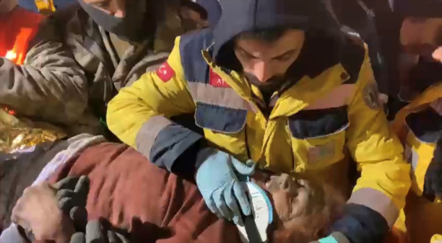 Žena stara 83 godine spašena iz ruševine nakon više od 124 sata