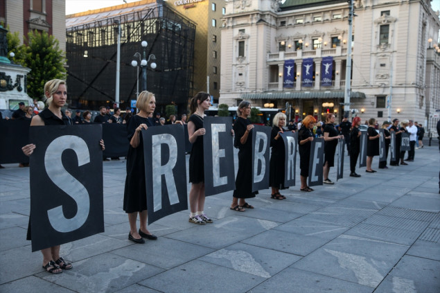 Žene u crnom obilježile 31. godišnjicu genocida u Srebrenici na Trgu Republike u Beogradu