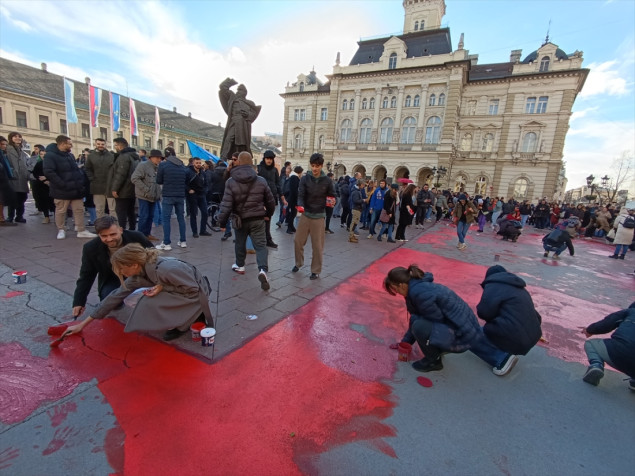 Srbija: Mjesec od tragedije, Trg slobode u Novom Sadu ofarban u crveno