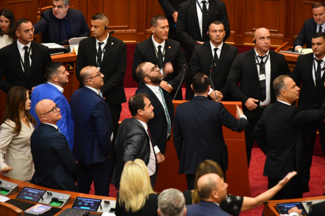 Albanski parlament uz tenzije odobrio program i novu vladu s AI ministricom