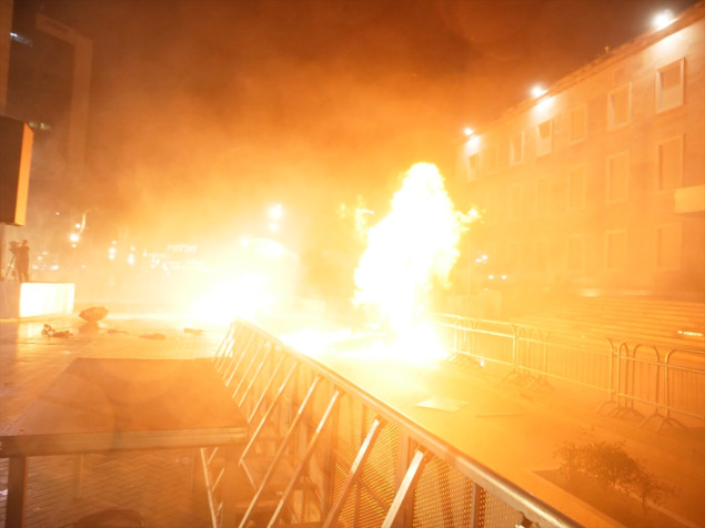 Demonstranti u Tirani bacali Molotovljeve koktele na zgradu Vlade, policija odgovorila vodenim topovima