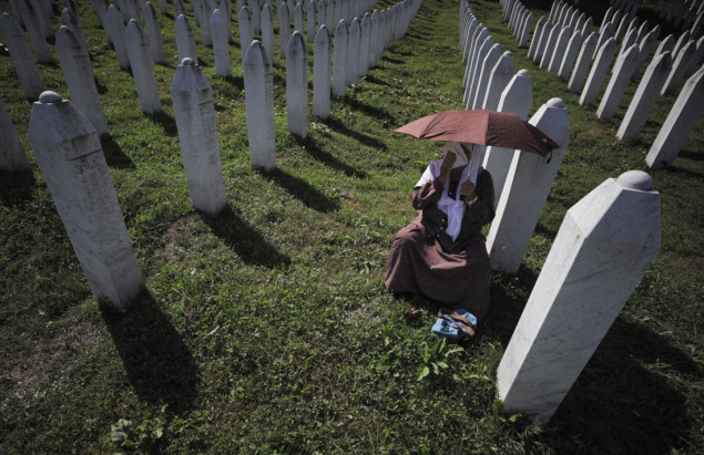 Nezira Mehmedović u Potočarima pored mezara dva sina ubijena u genocidu: Zajedno su otišli i nisu došli