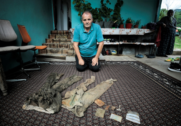 Mirsad Sinanović 11. jula u Potočarima uz mezare dvojice braće ukopaće oca Salčina