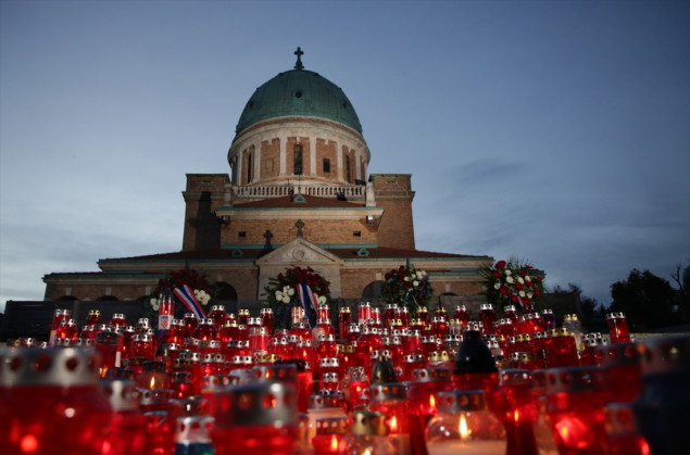 Obilježavanje blagdana Svih svetih: Tisuće vjernika i brojne svijeće na zagrebačkom Mirogoju