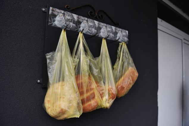 Human gest u Mostaru: Besplatne vekne hljeba za ljude u stanju potrebe