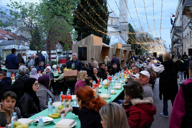 Mostar: Skoro 1.500 postača i gostiju na zajedničkom iftaru na otvorenom
