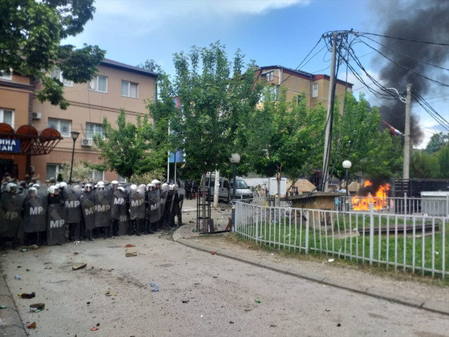 KFOR rastjerao demonstrante okupljene oko opštinske zgrade u Zvečanu