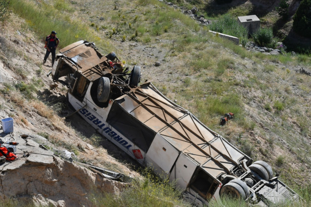 U prevrtanju autobusa u Turskoj poginulo sedam osoba, 22 povrijeđene