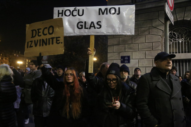 Srbija: Demonstranti ispred RIK-a traže poništavanje izbora u Beogradu