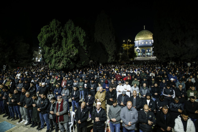 Najmanje 35.000 muslimana klanjalo teravih-namaz u Al-Aksi uprkos izraelskim ograničenjima