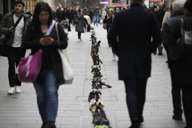 Cipele u sarajevskoj Ferhadiji kao simbol ubijenih građana opkoljenog Sarajeva