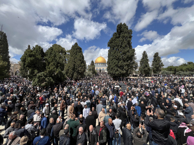 Uprkos izraelskim ograničenjima: U Al-Aksi 80.000 Palestinaca klanjalo prvi džuma-namaz u ramazanu