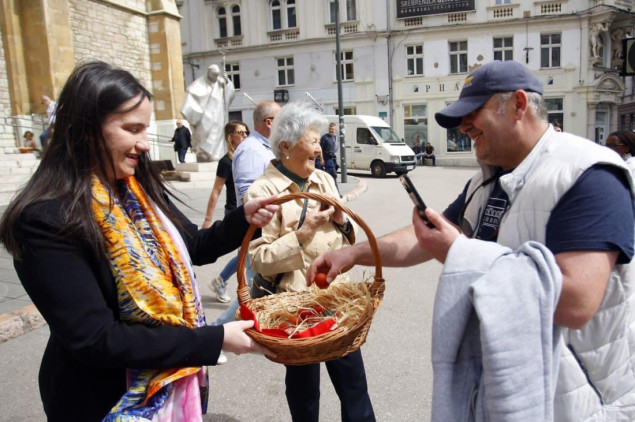 Gradonačelnica Sarajeva sa sugrađanima proslavila Uskrs ispred Katedrale