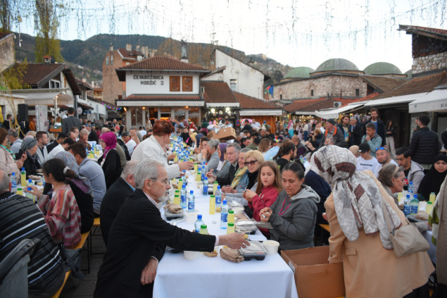 Uz podršku istanbulske općine Bagcilar u Sarajevu organizovan iftar na otvorenom