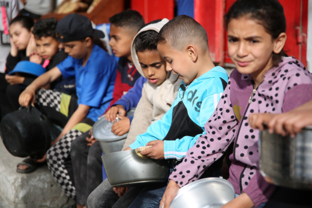 Ljudi u Gazi satima čekaju u redu kako bi dobili obrok