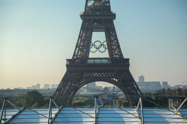 Na Ajfelov toranj postavljeno pet olimpijskih prstenova
