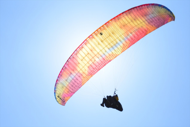 Paraglajderi na nebu iznad sarajevske Bjelašnice