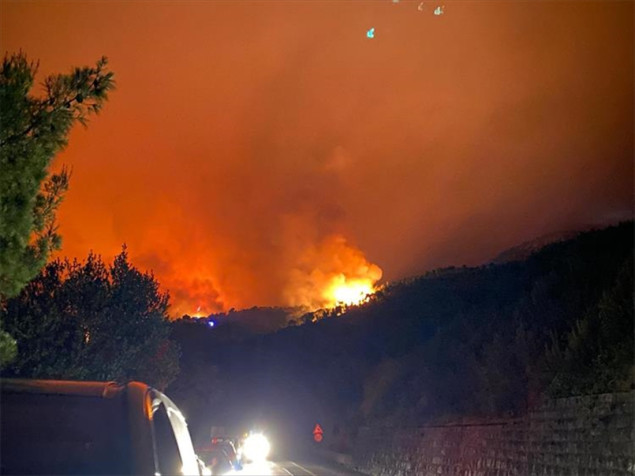Požari i dalje bjesne Hrvatskom: Izgorjelo 800 hektara zelenih površina, na terenu 500 vatrogasaca