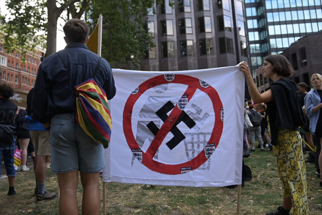 Velika Britanija: Masovni protesti protiv desničara