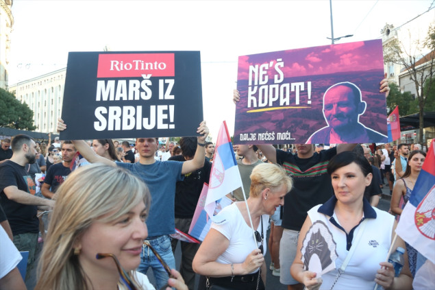 Građani s protesta u Beogradu poručili: "Nećeš kopati!"