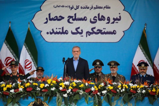 Iran predstavio novu balističku raketu i bespilotnu letjelicu kamikazu