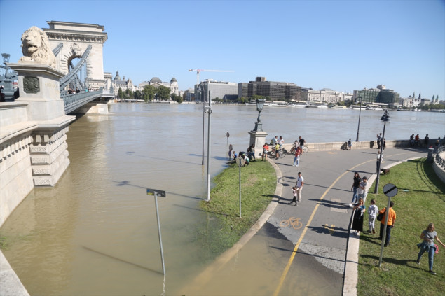 Mađarska: Vrhunac plavnog talasa na Dunavu u Budimpešti