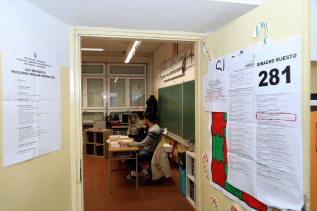 Otvorena birališta, osam kandidata u utrci za predsjednika Republike Hrvatske