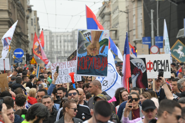 Povorke ljudi stižu na protest u Beogradu
