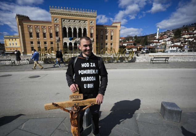 Josip s krstom na leđima pješači 1.000 kilometara za pomirenje naroda i za žrtve rata u BiH